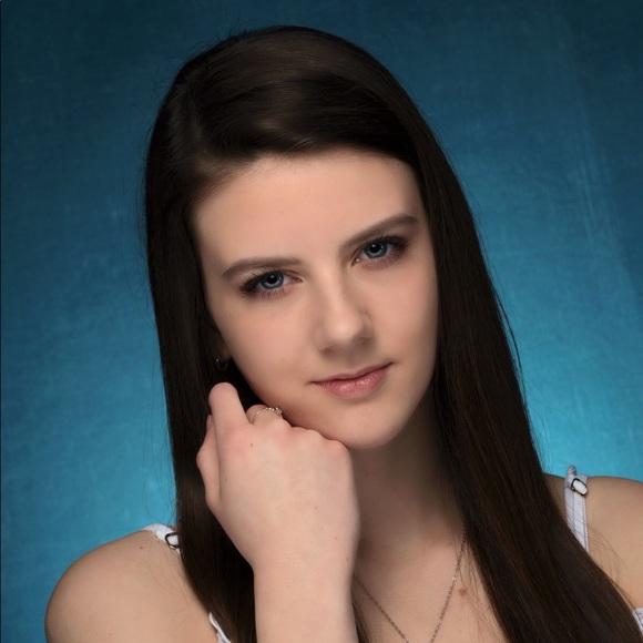 Meet your Posher, Emily - Picture 2 of 4